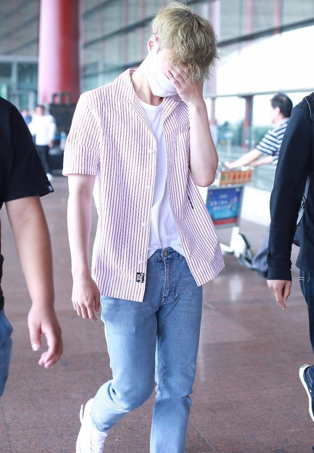 张艺兴素颜赶飞机,一头黄发毛躁像枯草,眼神放空脸色憔悴