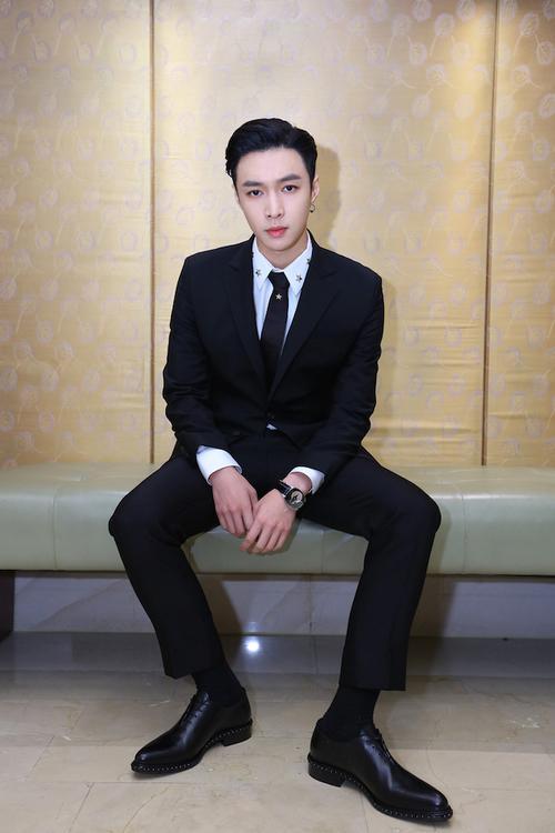 张艺兴素颜赶飞机,一头黄发毛躁像枯草,眼神放空脸色憔悴