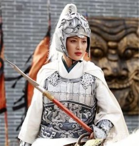 ​东方玉梅因爱下嫁王伯当，还献出虹霓关，在新婚之夜却遭暴打