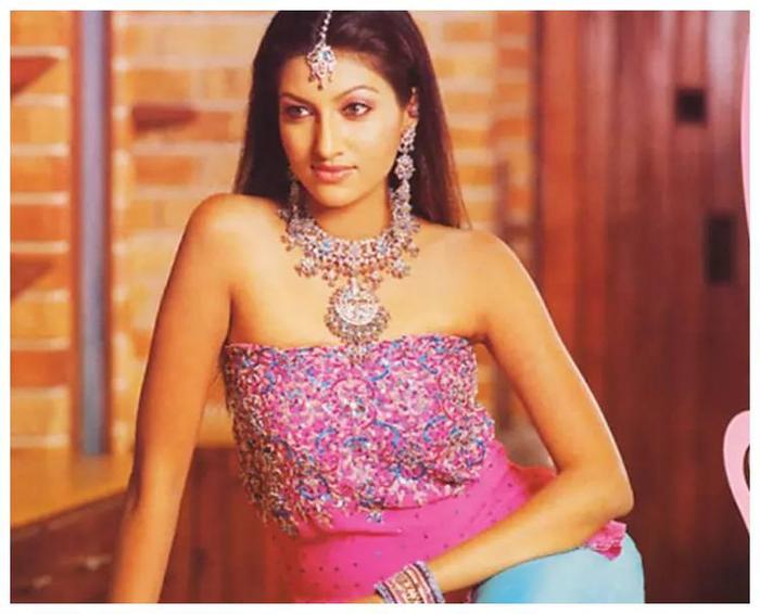 印度传统服饰丽莎美女,身材婀娜雍容华贵国色天香肤白貌美大长腿