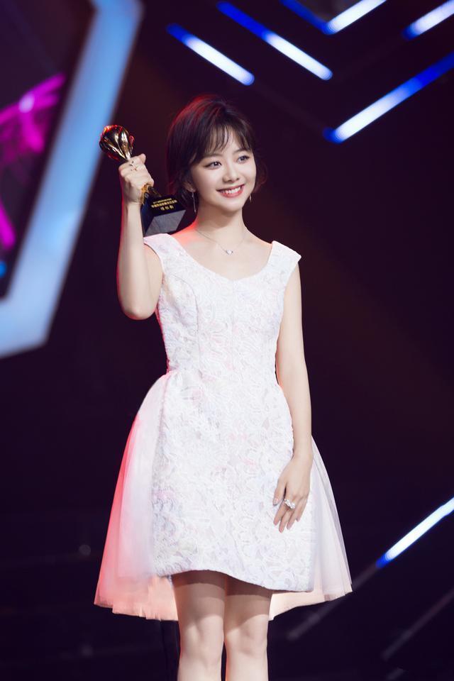 她穿白色礼服,竟比刘亦菲还仙,小鲜肉男神收割机,被李小璐痛骂