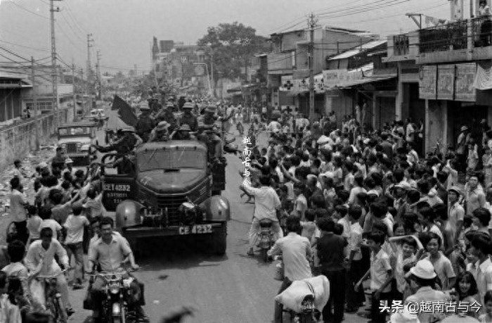 44年前越南实现梦寐以求的国家统一，各地民众纷纷上街欢呼