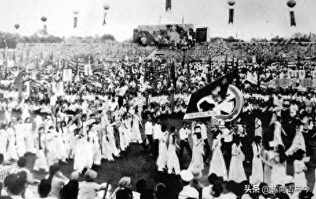 44年前越南实现梦寐以求的国家统一，各地民众纷纷上街欢呼