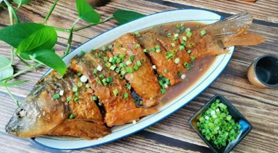 ​鱼头为何是宴席上的必点菜？让你秒懂鱼头背后的玄机！