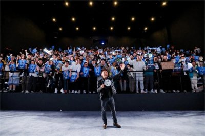 ​《海王2》路演 导演温子仁来蓉吃火锅看熊猫