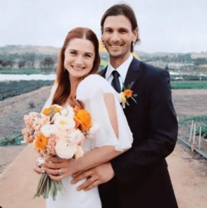 ​《哈利波特》金妮宣布结婚！开深V婚纱照绝美…21年外貌对比曝光