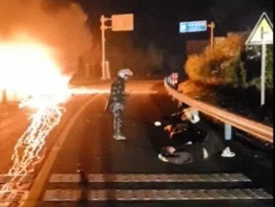 ​小车失控后撞上隧道起火岚皋两兄弟勇救被困三人