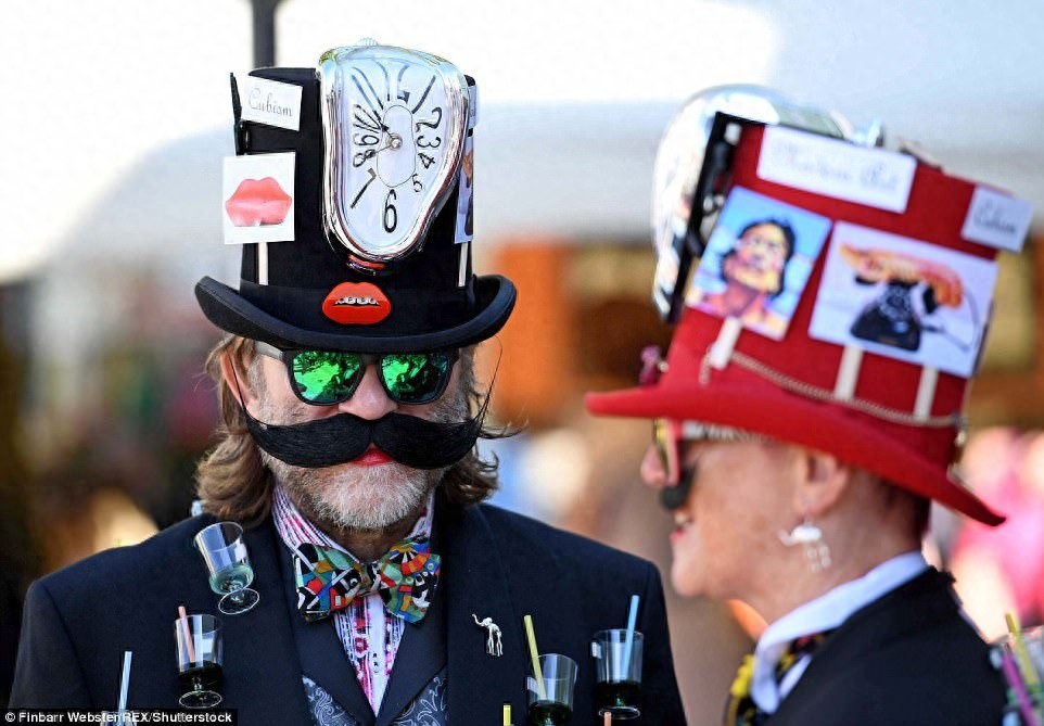 英国“帽子节”上那些奇葩帽子,把蛇放在头上真的过分了