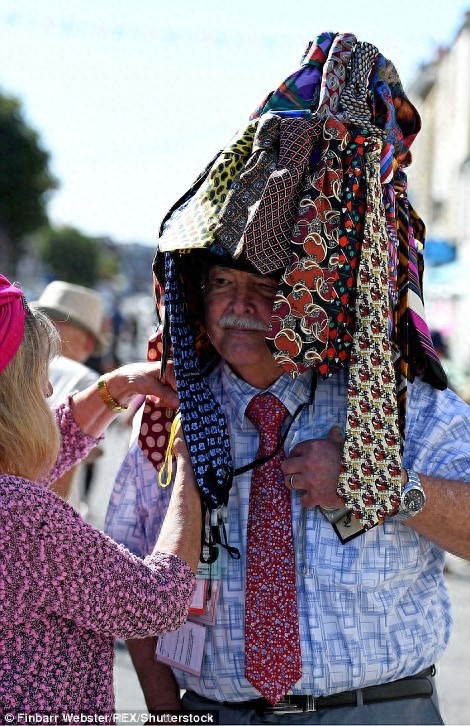 英国“帽子节”上那些奇葩帽子,把蛇放在头上真的过分了