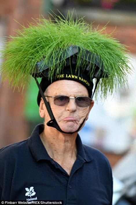 英国“帽子节”上那些奇葩帽子,把蛇放在头上真的过分了