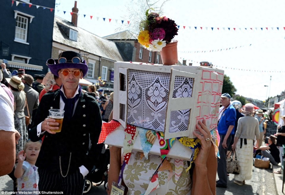 英国“帽子节”上那些奇葩帽子,把蛇放在头上真的过分了