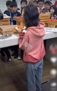 ​冯提莫：真实身高只有一米四？路人拍摄角度简直是魔鬼 ！