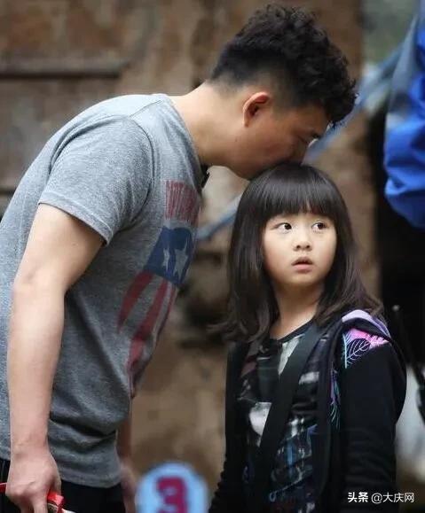 黄多多在图书馆怎么了（黄磊女儿图书馆约会被学校开除）