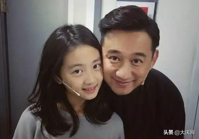 黄多多在图书馆怎么了（黄磊女儿图书馆约会被学校开除）