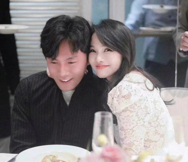 秦昊红毯帮伊能静化解尴尬 秦昊与美女饭局搞暧昧(8)