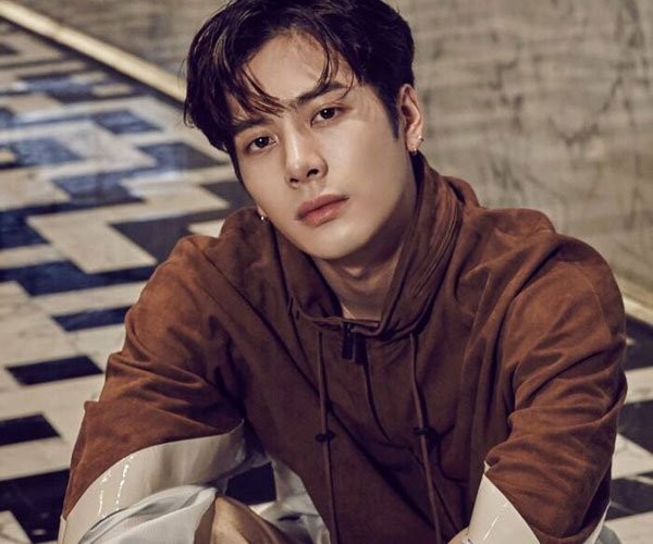 王嘉尔私下抽烟 无奈,谁让你是明星呢