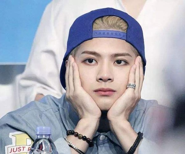 王嘉尔私下抽烟 无奈,谁让你是明星呢