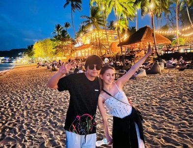 ​周杰伦晒与昆凌海边约会合照 俩人亲密搂腰好恩爱