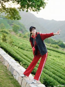 ​唐嫣分享户外田野随拍 穿红色运动套装扎双麻花辫元气满满