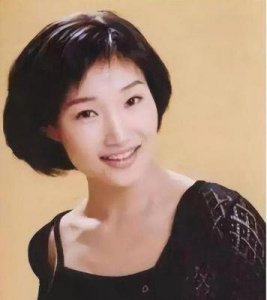 ​电视金牌主持李梓萌：身高1米75，因“太优秀”43岁仍单身