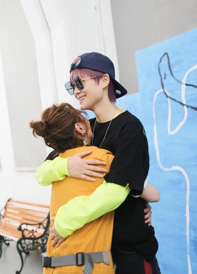 李宇春周笔畅张靓颖出道后同台（李宇春张靓颖周笔畅何洁罕见同框引回忆杀）(3)