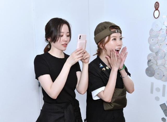 李宇春周笔畅张靓颖出道后同台（李宇春张靓颖周笔畅何洁罕见同框引回忆杀）(4)