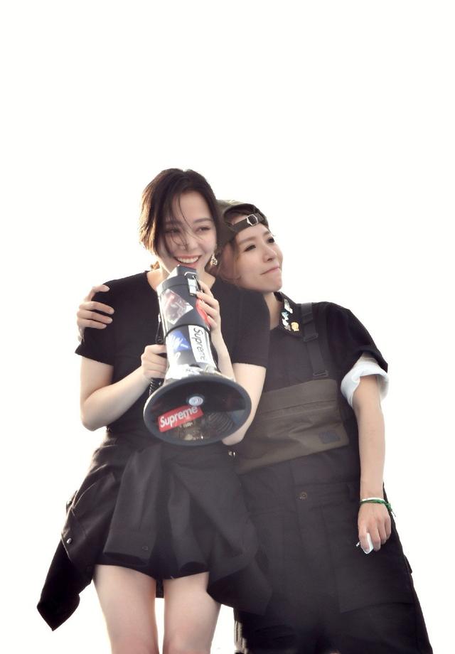 李宇春周笔畅张靓颖出道后同台（李宇春张靓颖周笔畅何洁罕见同框引回忆杀）(5)