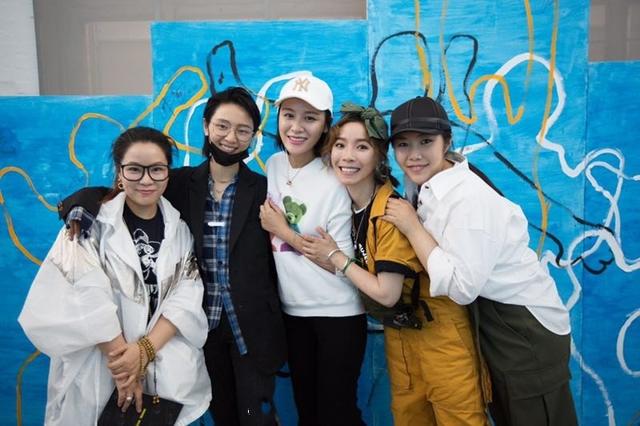 李宇春周笔畅张靓颖出道后同台（李宇春张靓颖周笔畅何洁罕见同框引回忆杀）(6)