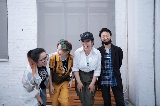 李宇春周笔畅张靓颖出道后同台（李宇春张靓颖周笔畅何洁罕见同框引回忆杀）(7)