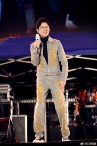 ​孙楠马来西亚演唱会：经典曲目引发现场热烈共鸣