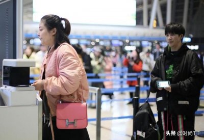 ​大张伟老婆（大3岁刘迎打扮朴素好勤快）