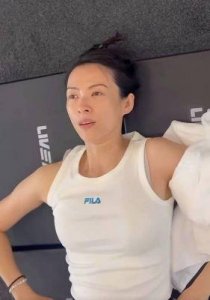 ​章子怡近期首次露面，皮肤松弛法令纹显著，引发网友热议