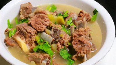 ​羊肉一炖就又膻又柴？那是方法不对！三个技巧，羊肉不膻软嫩入味