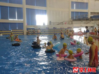 ​暑假孩子游泳培训班“爆棚”