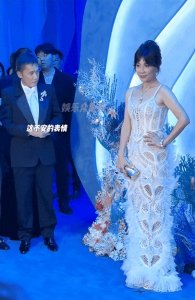 梁朝伟出席首映礼穿棉裤，老婆刘嘉玲光着腿，惊人身高差笑喷众人