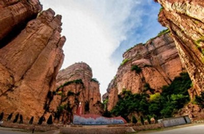 ​黄崖洞，是集自然风光与抗日遗迹于一体的风景名胜区