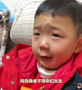 ​父母给孩子说准备外出打工挣钱，儿子一番话让俩人泪目：“不用挣这么多钱，我