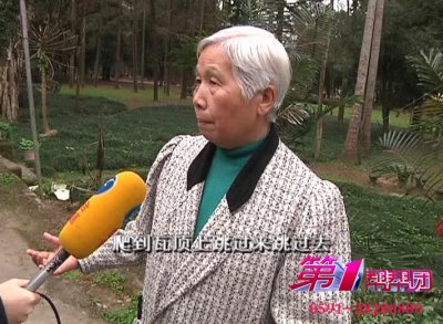 ​森林公园惊现“猴小妹” 上房揭瓦惹民忧