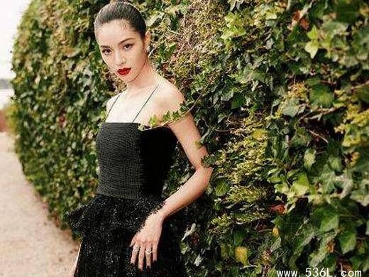 钟楚曦冯小刚澳门过夜是真的吗