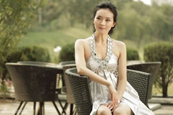 她是《梅花烙》中的侍女，紫禁城旁有豪宅，如今身材发福