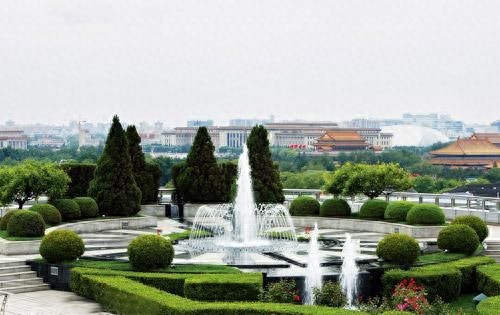 她是《梅花烙》中的侍女，紫禁城旁有豪宅，如今身材发福