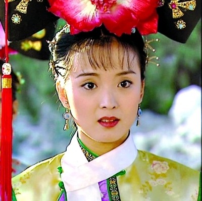 她是《梅花烙》中的侍女，紫禁城旁有豪宅，如今身材发福